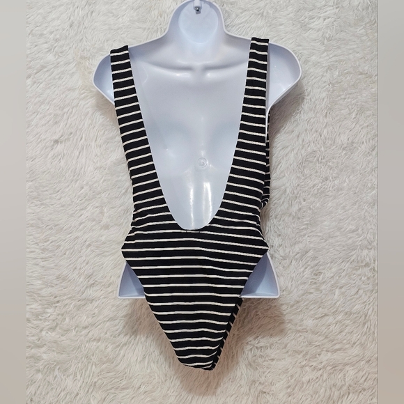 Aerie Black and White Striped One Piece Swimsuit Size M - Picture 4 of 10